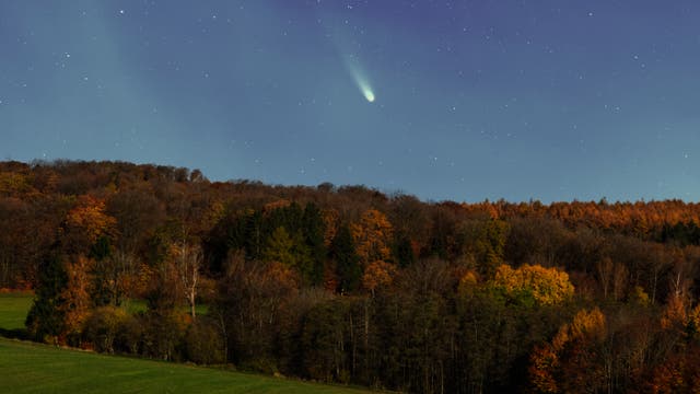 Ein herbstlicher Komet bei Vollmond