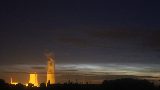 Leuchtende Nachtwolken über dem Kernkraftwerk Philippsburg