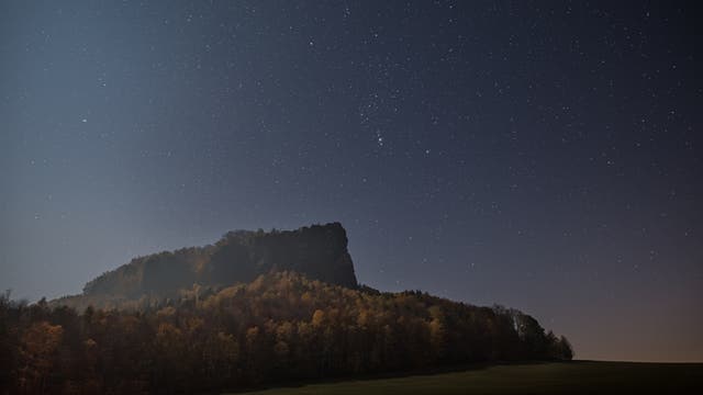 Lilienstein im Mondlicht und Himmelsjäger Orion