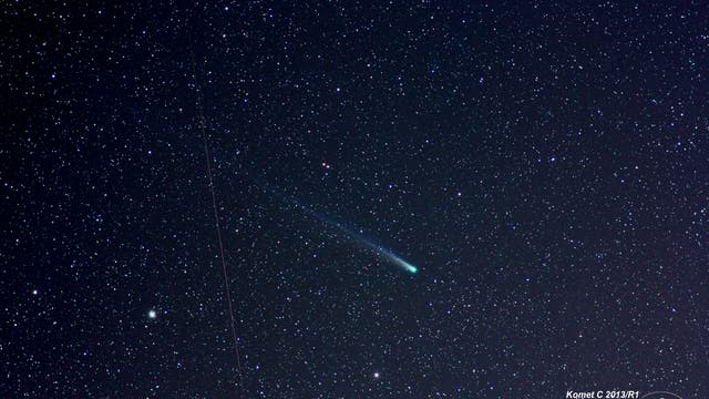 Komet C2013/R1 Lovejoy mit Geminiden-Meteor