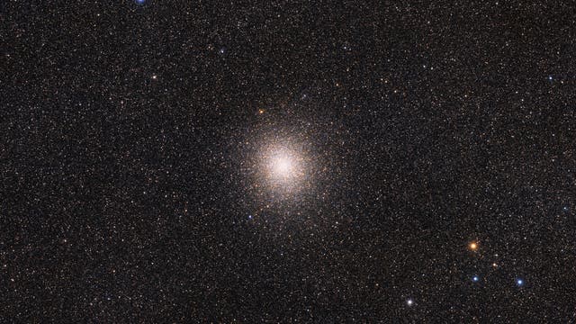Messier 22, Kugelsternhaufen im Sternenmeer
