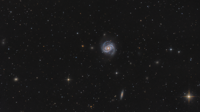 Messier 100 Galaxie und Umgebung