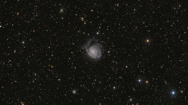 Messier 101, Feuerradgalaxie mit ihrem Umfeld