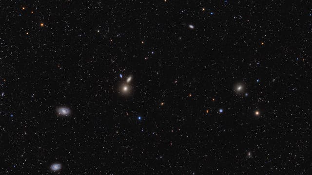 Messier 105 und Umgebung