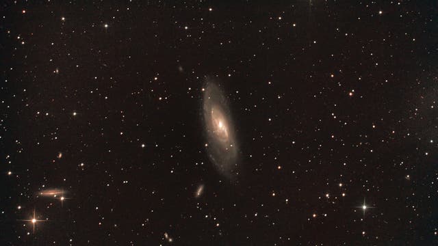Galaxie Messier 106 im Sternbild Jagdhunde (Canes Venatici)