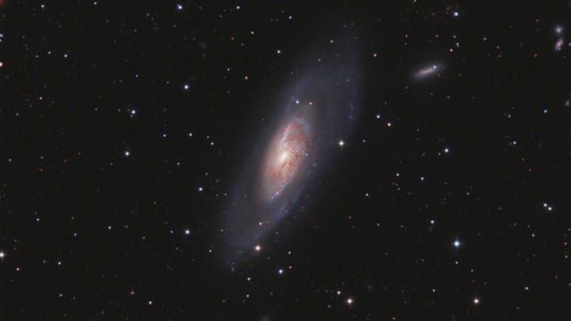 M106 (NGC 4258), Balkenspiralgalaxie im Sternbild Canes Venatici / Jagdhunde