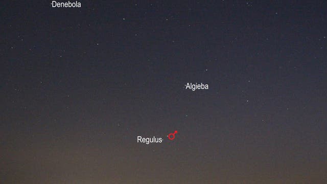 Mars im Sternbild Löwe, nahe Regulus (Objekte beschriftet)