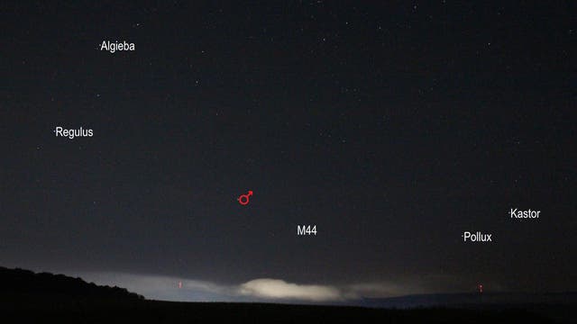 Mars im Sternbild Krebs (Objekte beschriftet)