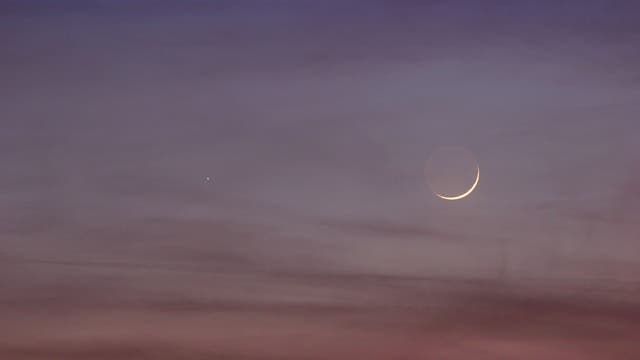 Merkur mit Mondsichel am Abendhimmel