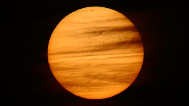 Merkurtransit abends zum Sonnenuntergang vor dem 3. Kontakt mit Flugzeugdurchgang