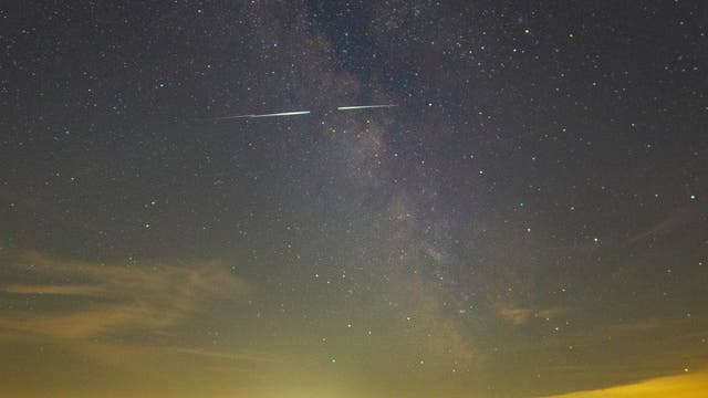 Meteore im Hintergrund der Galaxie 