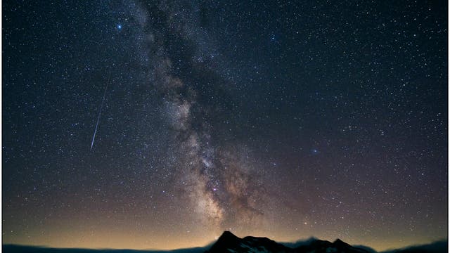 Milchstraße mit Meteoritenspur