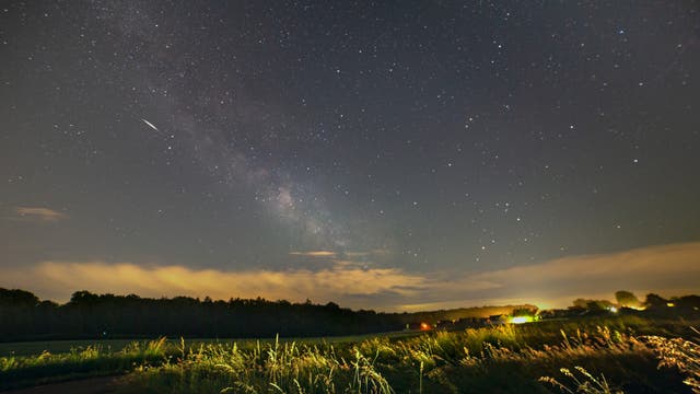 Meteor vor dem Hintergrund der Milchstraße