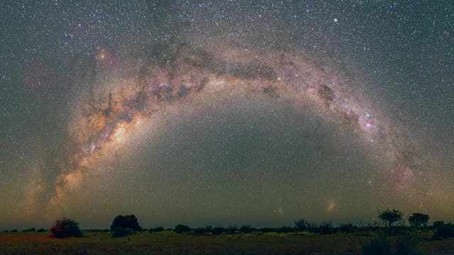 Milchstraßen-Bogen über der Kalahariwüste