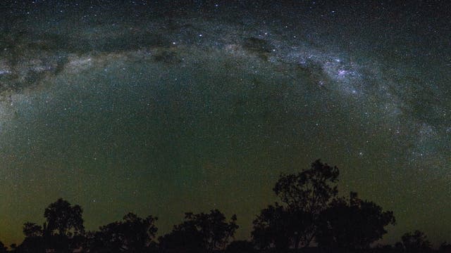 Milchstraßenbogen über dem australischen Outback mit Mondaufgang