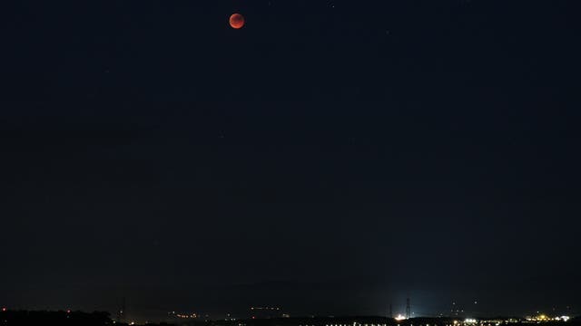 Roter Mond über Niederösterreichs Hauptstadt, MoFi 15. Juni 2011