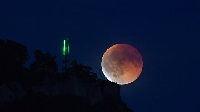Mondaufgang zum Ende der Totalität beim Gempen Aussichtsturm (Kanton Solothurn/Schweiz)