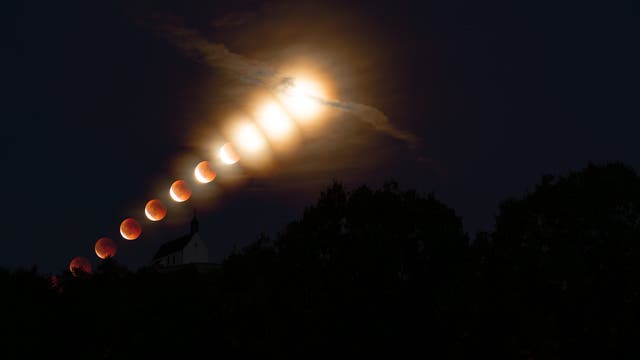Totale Mondfinsternis über der Wurmlinger Kapelle am 7. September 2025 