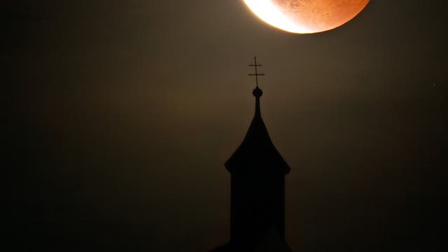 Totale Mondfinsternis über der Wurmlinger Kapelle am 7. September 2025 