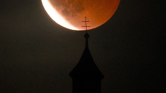 Totale Mondfinsternis über der Wurmlinger Kapelle am 7. September 2025 