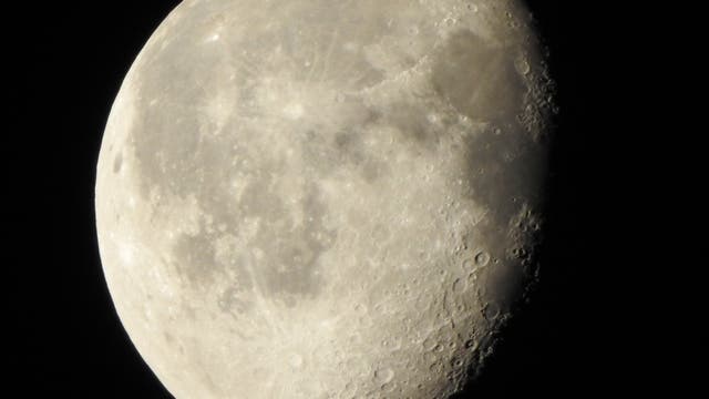 Abnehmender Mond am 13. November 2022