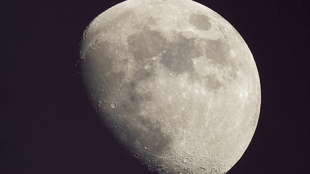 Einzelbild vom Mond mit DSLR in der Wolkenlücke
