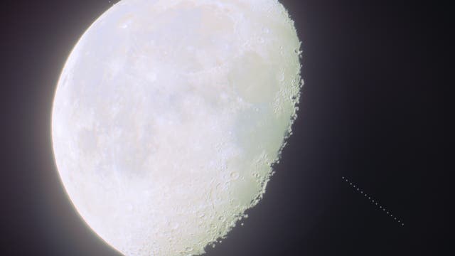 Mond bedeckt Uranus