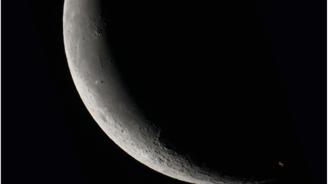 Auf die Spitze getrieben  ISS begegnet der Mondsichel