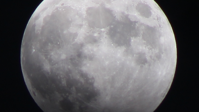 Partielle Mondfinsternis am 28. Oktober 2023 - Eintritt in den Kernschatten