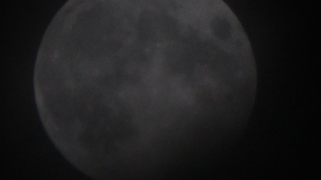Partielle Mondfinsternis am 28. Oktober 2023 - Mond nach Ende der Kernschattenphase