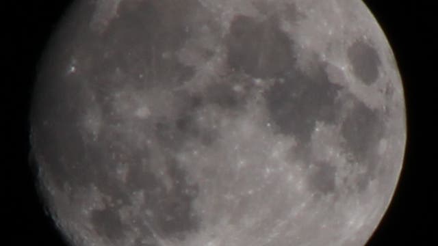Zunehmender, fast voller Mond