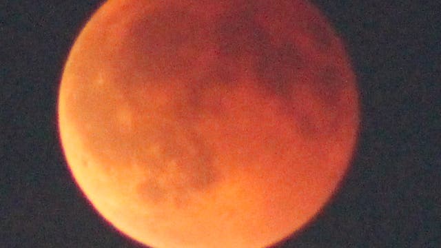 Total verfinsterter Vollmond mit langer Brennweite