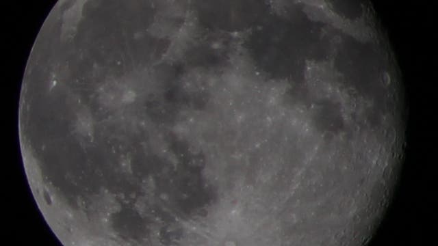 Mond einen Tag nach dem Supervollmond