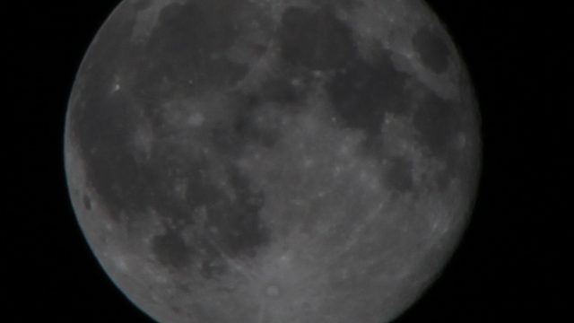 Der Mond 19 Stunden nach der Mondfinsternis
