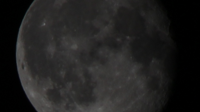 Der Mond drei Tage nach der Mondfinsternis