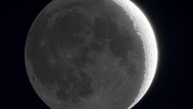 Aschgrauer Mond und helle Sichel