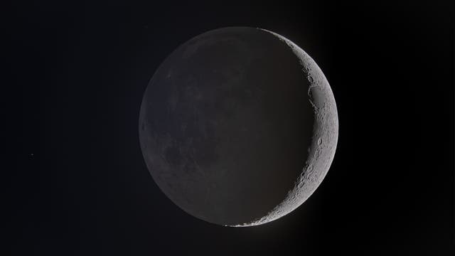Mond mit Erdschein