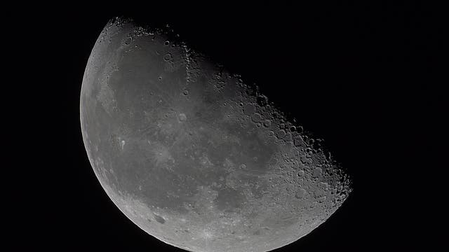Abnehmender Mond am 14. Januar 2023