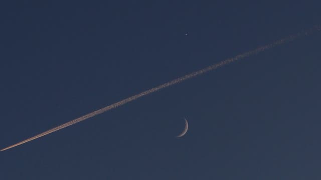 Mond und Venus zum Sonnenuntergang