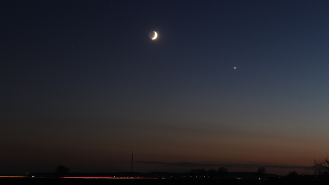 Mond und Venus in der Abenddämmerung