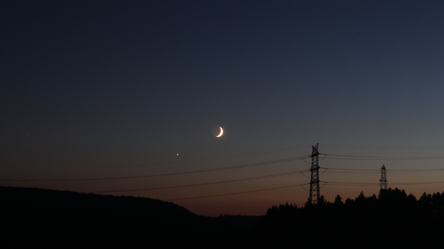 Mond und Venus in der Abenddämmerung - fotografiert mit mittlerer Brennweite
