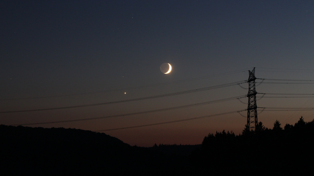 Mond und Venus in der Abenddämmerung - fotografiert mit längerer Brennweite