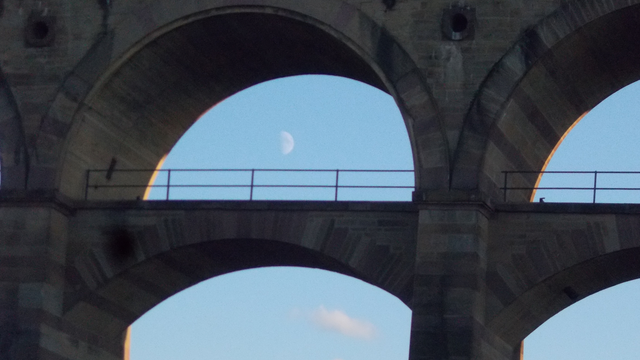 Mond im Brückenbogen