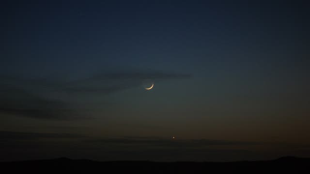 Mondsichel und Venus über Dünenlandschaft