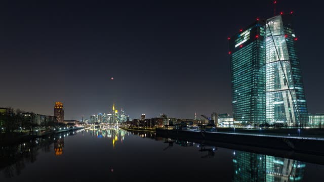 Mondfinsternis über Frankfurt spiegelt sich im Main