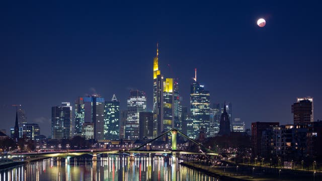Mondfinsternis über Frankfurter Skyline