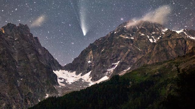Komet NEOWISE über den Gipfeln der Rieserfernergruppe