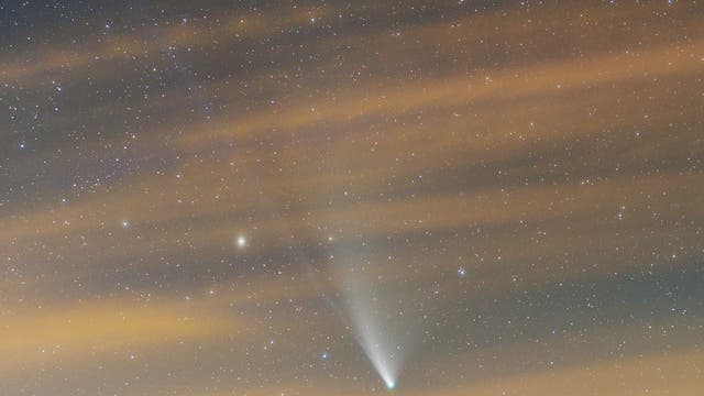 Komet NEOWISE unter Cirrus
