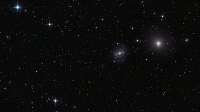 Die Balkenspiralgalaxie NGC 5850 und ihre Umgebung