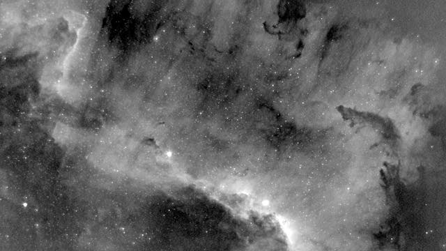 HII- und Dunkelwolkenstrukturen in der Großen Mauer in NGC 7000